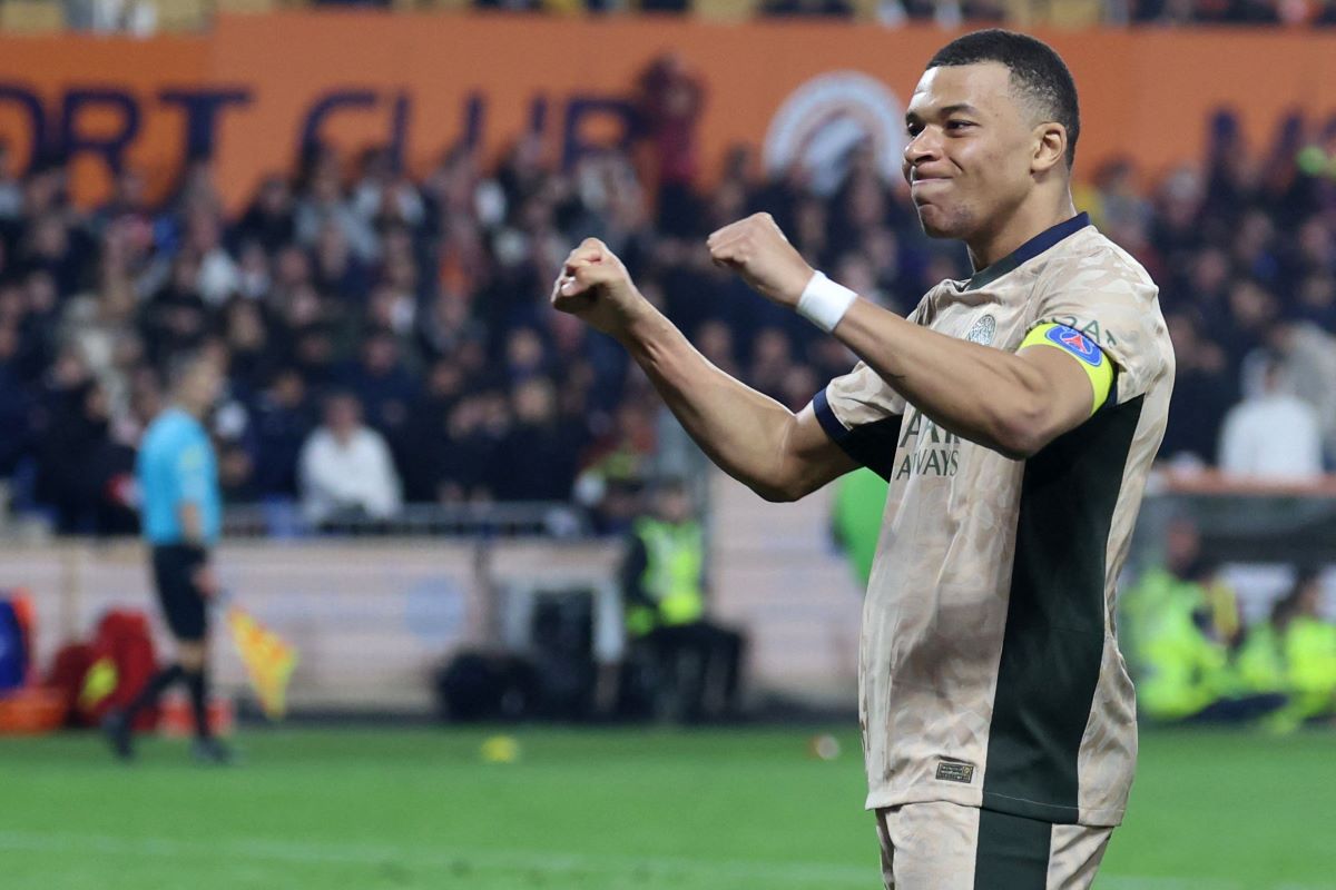 Striker PSG Kylian Mbappe berselebrasi usai cetak gol ke gawang Montpellier.