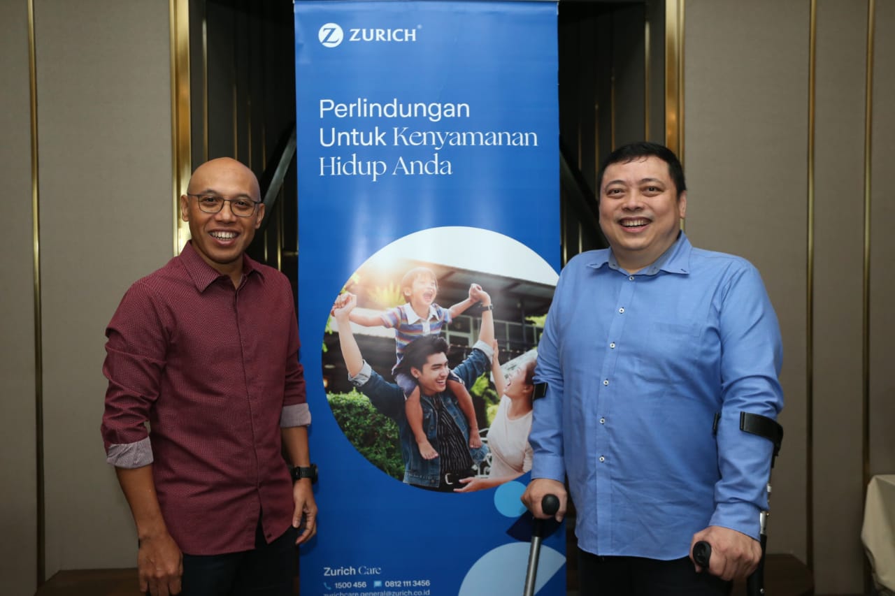 Chief Risk Officer PT Zurich Asuransi Indonesia Tbk, Wayan Pariama, dan Ketua Indonesia AI Society Dr. Ir, Lukas, MAI, CISA.