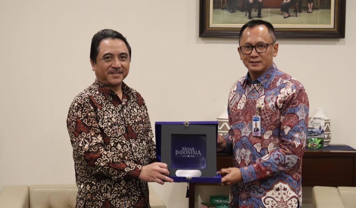 Direktur Pemberitaan MI Abdul Kohar (kiri) dan Kepala Perwakilan BI Banten Ameriza M Moesa, di Gedung Perwakilan BI Banten, Kota Serang