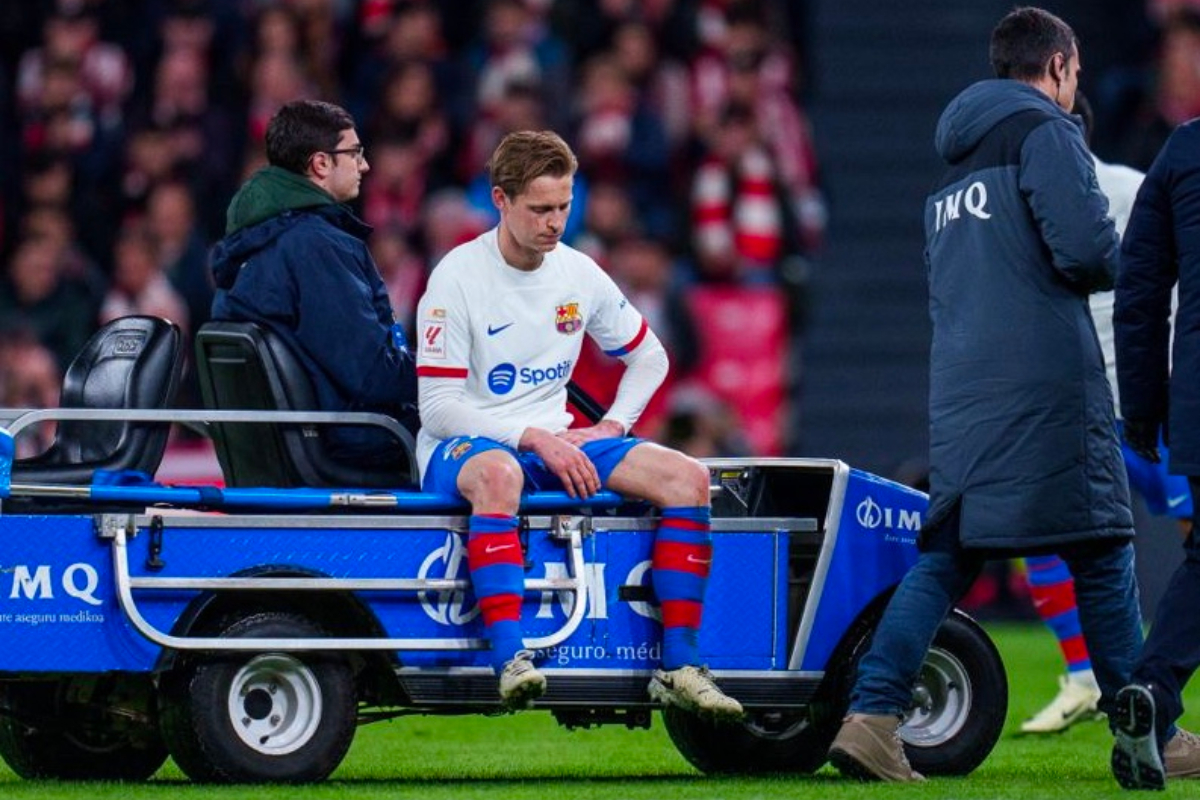 Gelandang FC Barcelona, Frenkie de Jong saat ditarik keluar lapangan karena mengalami cedera hamstirng saat pertandingan melawan AThletic Bi
