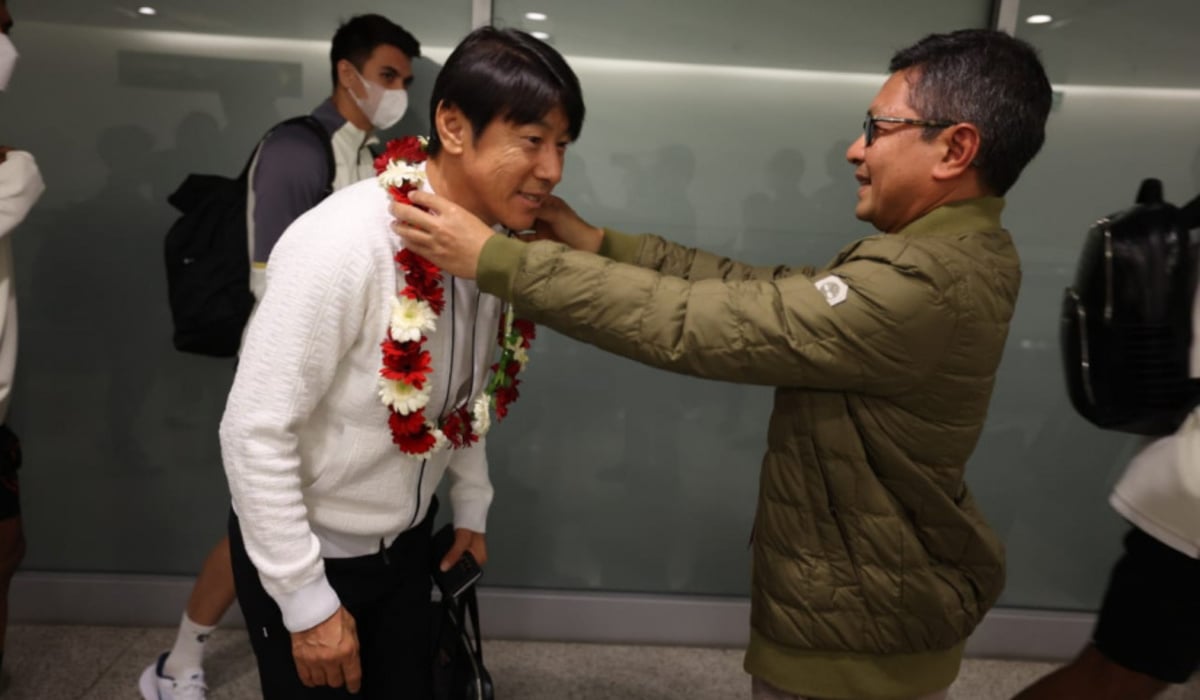 Pelatih Timnas Indonesia, Shin Tae-yong, saat tiba di Vietnam.
