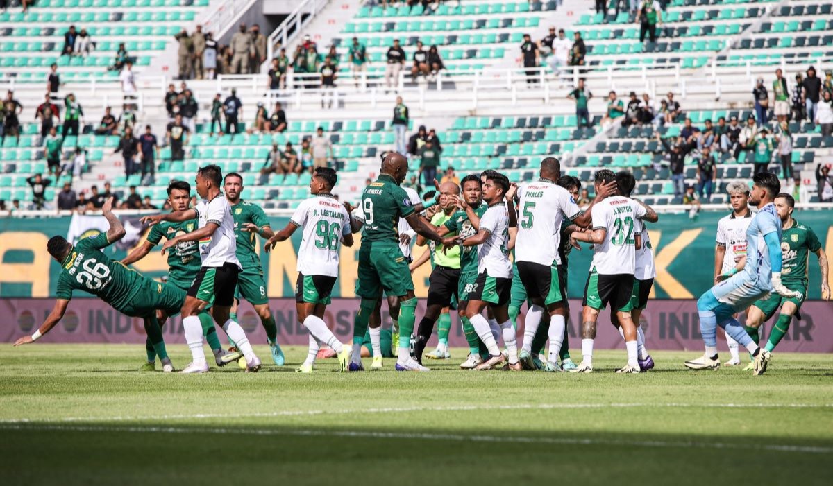 Sejumlah pesepak bola Persebaya Surabaya bersitegang dengan pesepak bola PSS Sleman