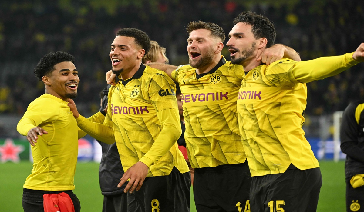 Para pemain Borussia Dortmund melakukan selebrasi usai mengalahkan PSV di laga 16 besar Liga Champions.