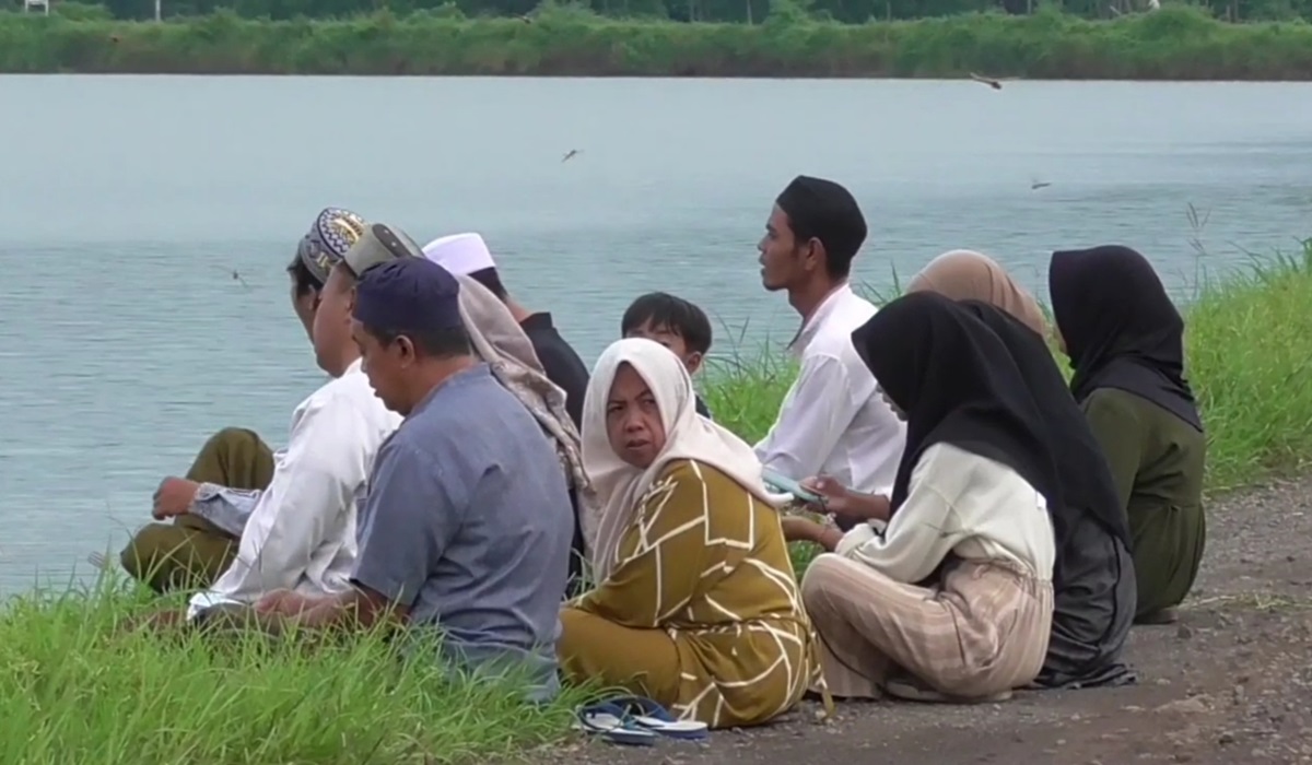 Warga koban lumpur Lapindo melakukan ziarah menjelang Ramadan di tanggul