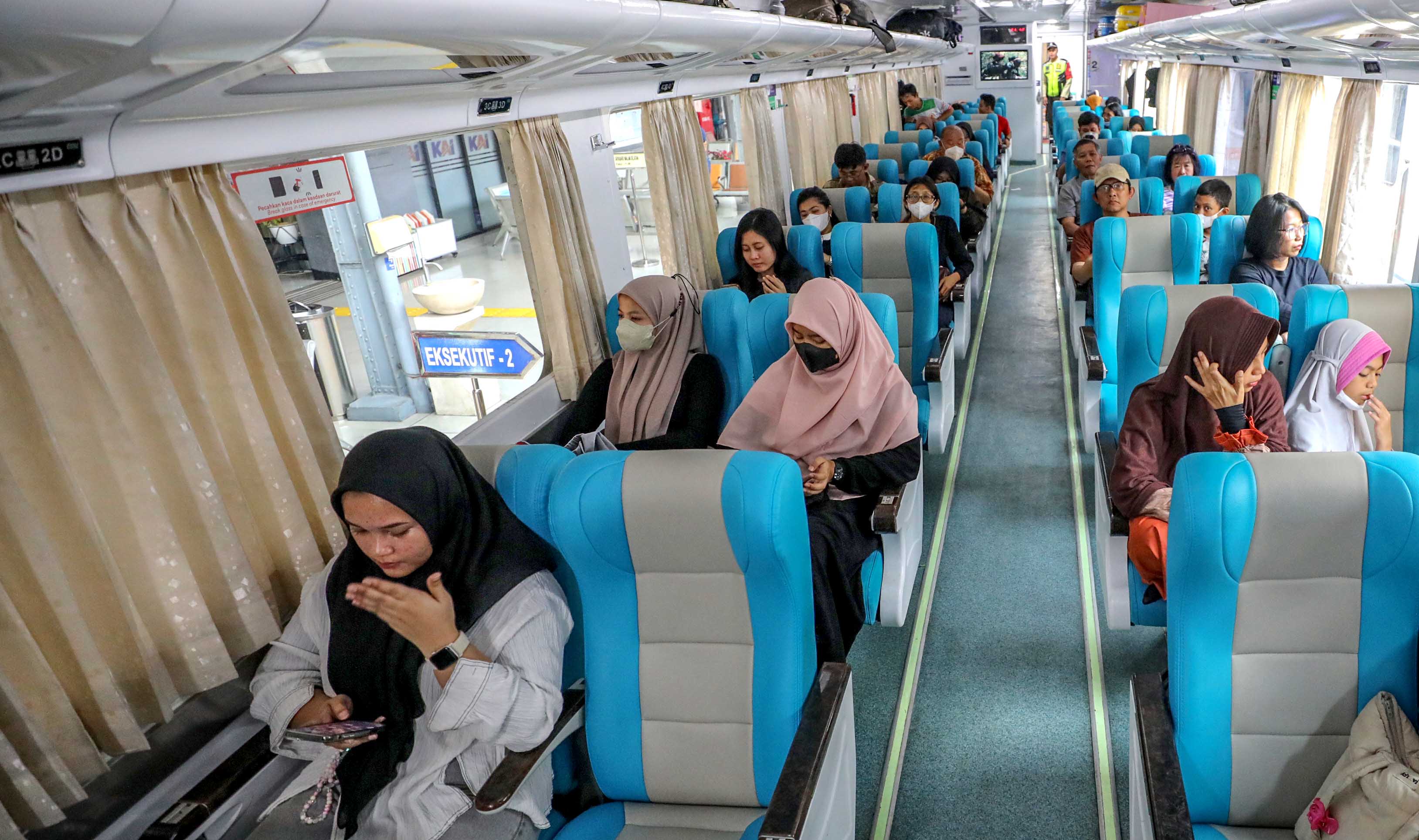 Penumpang menaiki gerbong kereta api Gaya Baru Malam Selatan (GBMS) jurusan Stasiun Pasar Senen-Stasiun Gubeng di Stasiun Senen