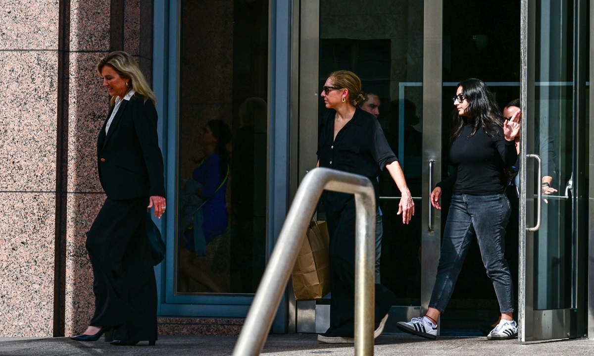 Karla Wittkop, istri Victor Manuel Rocha (kanan) dan pengacara Jacqueline Arango (kiri) meninggalkan Pengadilan Federal James L. King