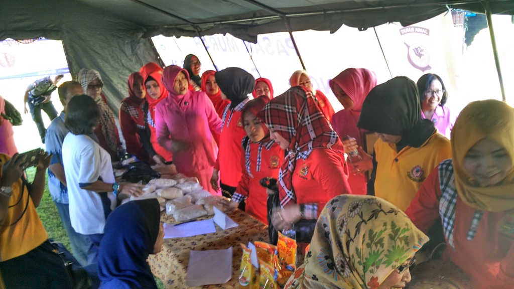 Warga membeli kebutuhan pokok dalam operasi pasar murah di Cirebon