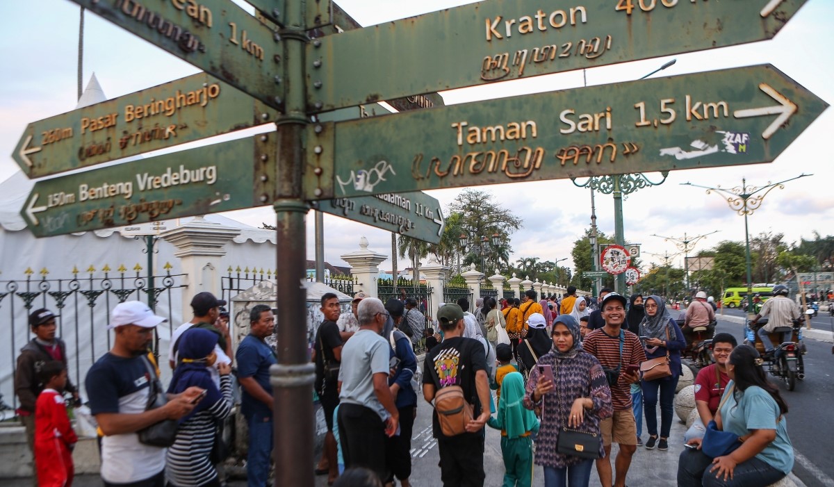 Wisatawan menikmati suasana sore di kawasan Nol Kilometer Yogyakarta 