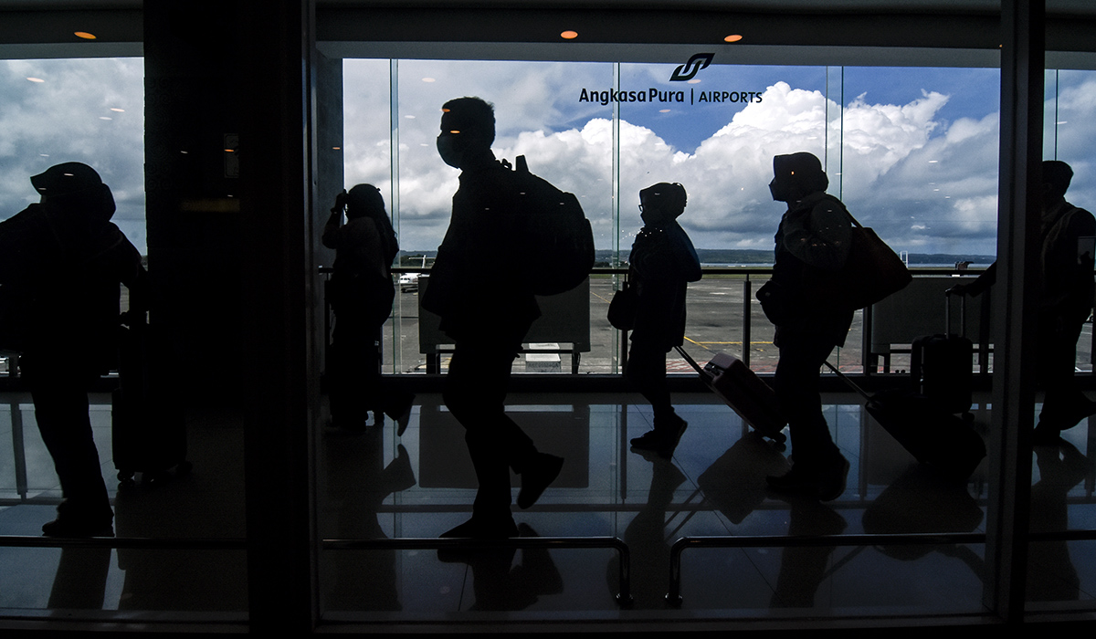  Sejumlah penumpang berjalan menuju terminal kedatangan di Bandara Internasional I Gusti Ngurah Rai, Badung, Bali, Kamis (20/10/2022).