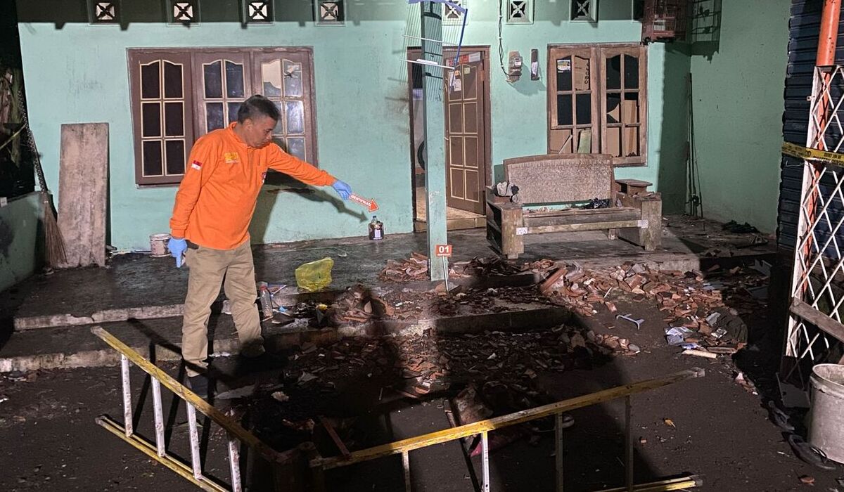 Olah tempat kejadian perkara di lokasi ledakan petasan di Bantul.