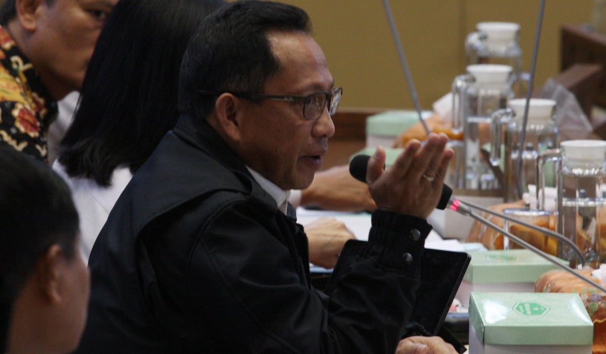 Menteri Dalam Negeri (Mendagri) Tito Karnavian (tengah).