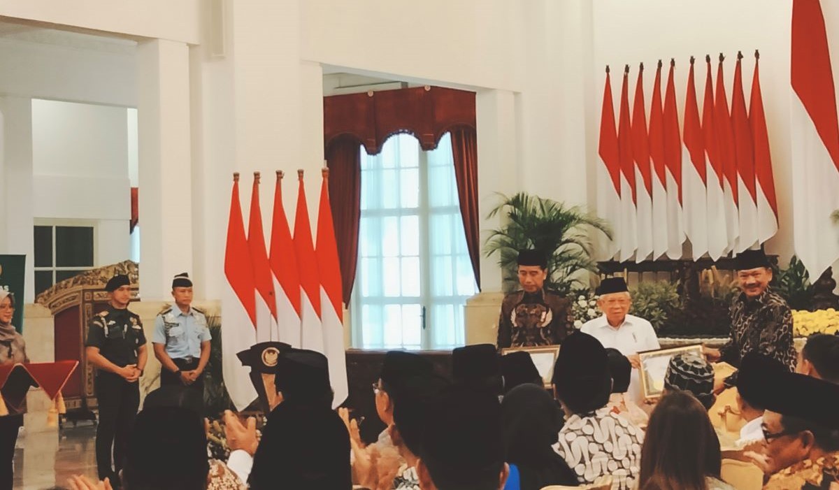 PRESIDEN Joko Widodo (Jokowi) dan Wakil Presiden (Wapres) Ma’ruf Amin menyerahkan zakat melalui Badan Amil Zakat Nasional (BAZNAS) 