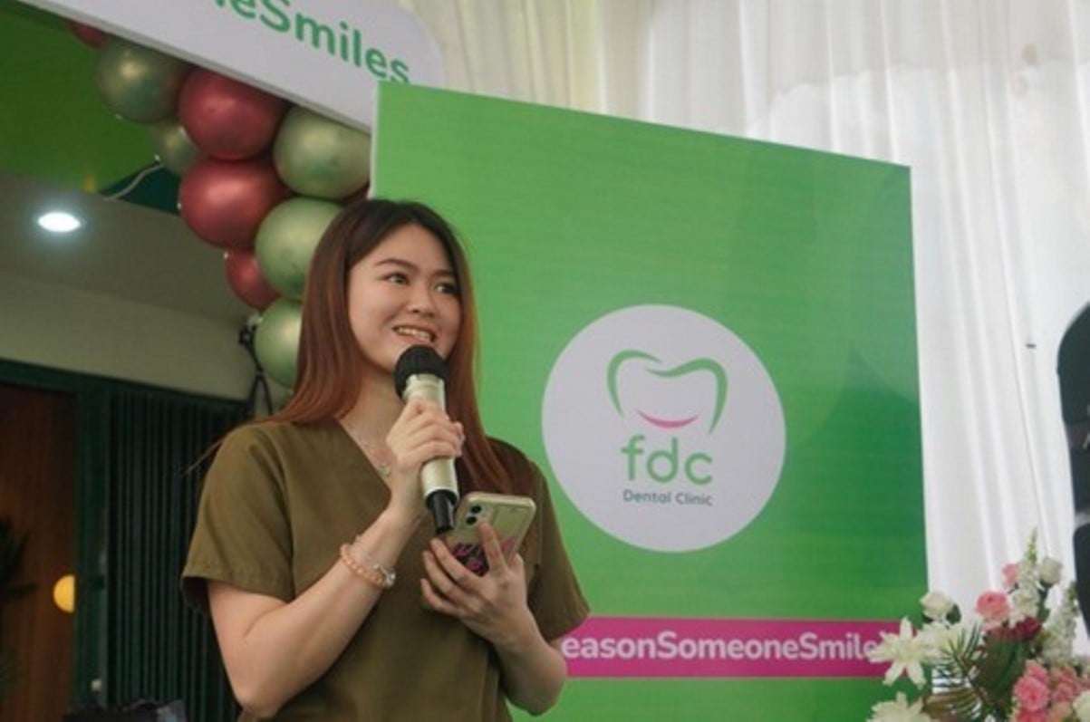 Dokter Gigi FDC Dental Clinic Drg Chrestella Sieren Saputra dalam acara grand launching di Malang.