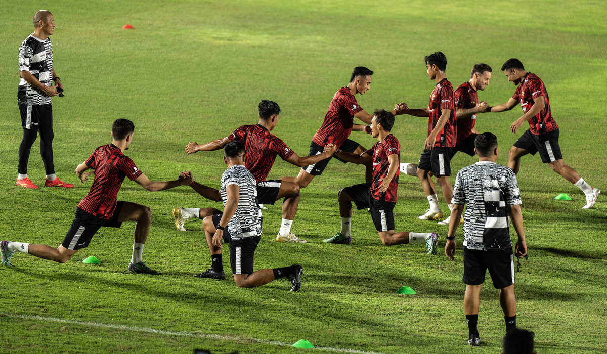 Sejumlah pesepak bola Timnas Indonesia melakukan latihan di Stadion Madya, Senayan, Jakarta.