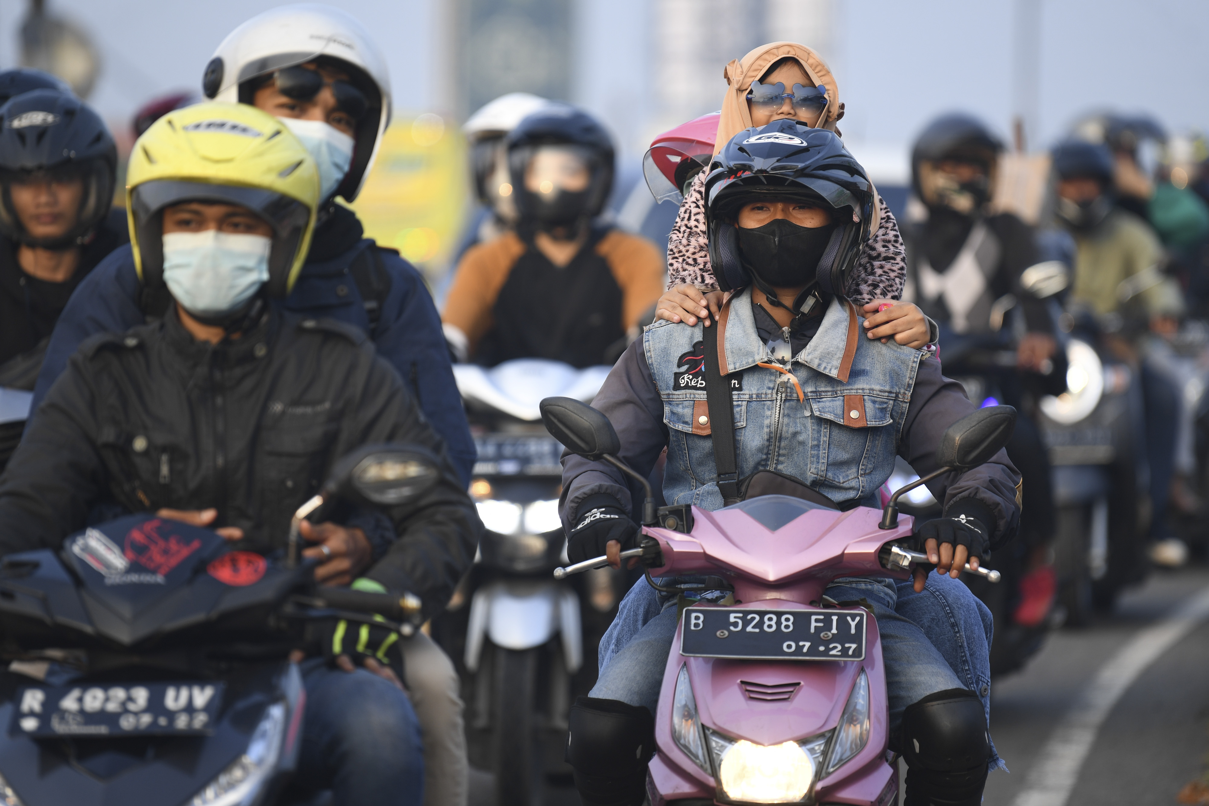 Sejumlah pemudik mengendarai sepeda motor melintas di jalur Pantura, Simpang Jomin