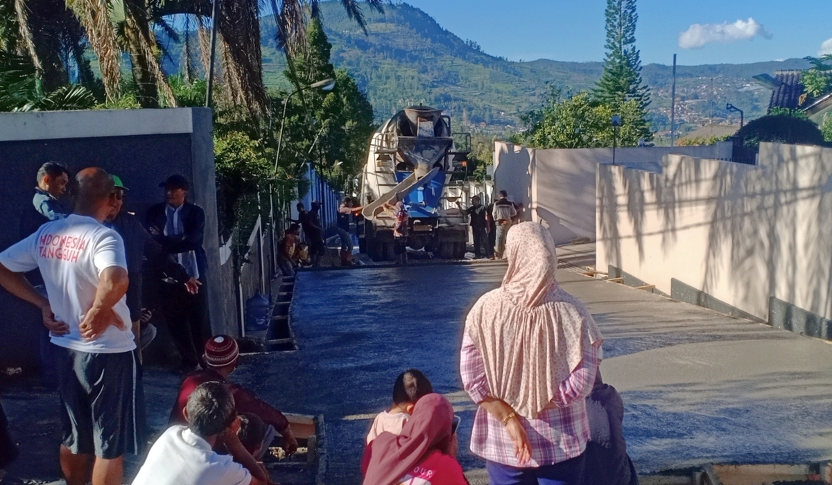 Sejumlah warga melihat proses perbaikan Jalan Bukanagara, Desa Pagerwangi, Lembang.