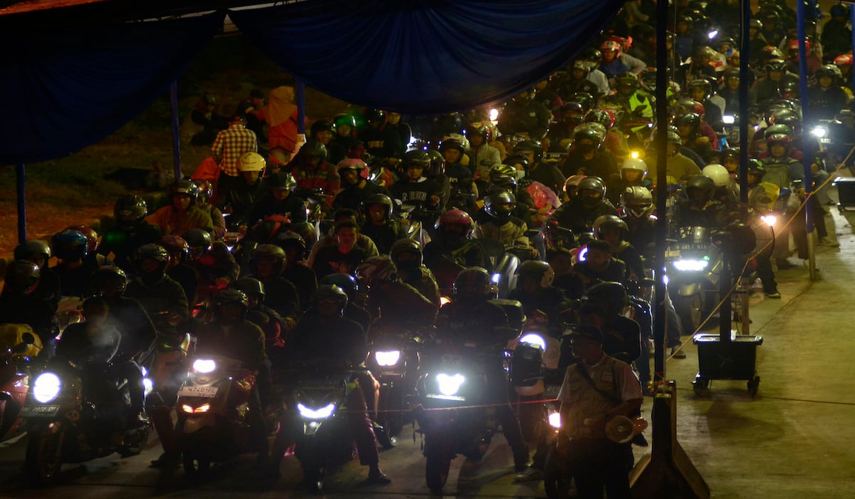 Pemudik menggunakan motor akan dikawal di jalur penyeberangan saat arus mudik 2024