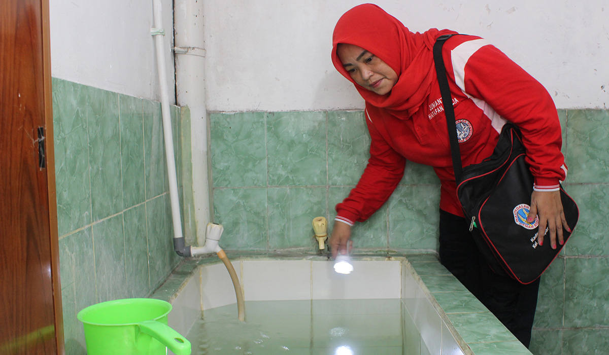  Seorang kader Juru Pemantau Jentik (Jumantik) memeriksa bak penampungan air di sebuah rumah ibadah di Kelurahan Harapan Mulya, Jakarta.