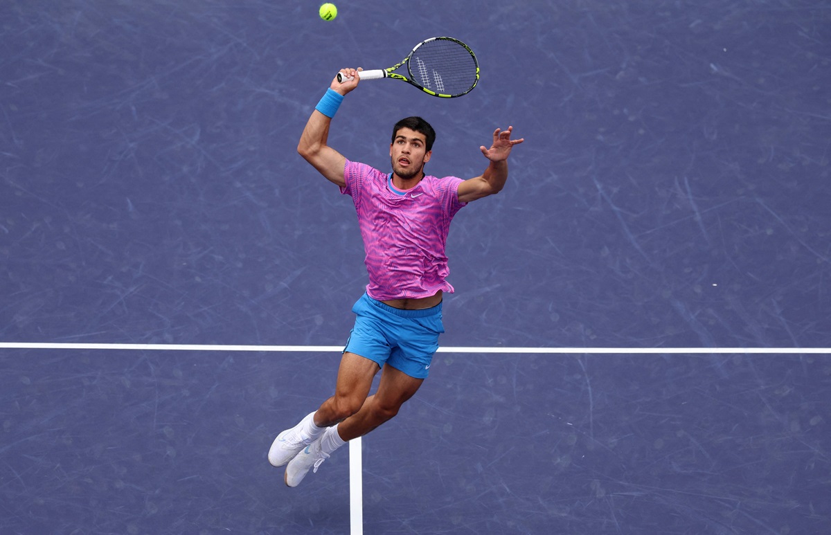 Carlos Alcaraz kembali ke puncak performanya dengan mengalahkan Daniil Medvedev dua set langsung di Indian Wells Masters.