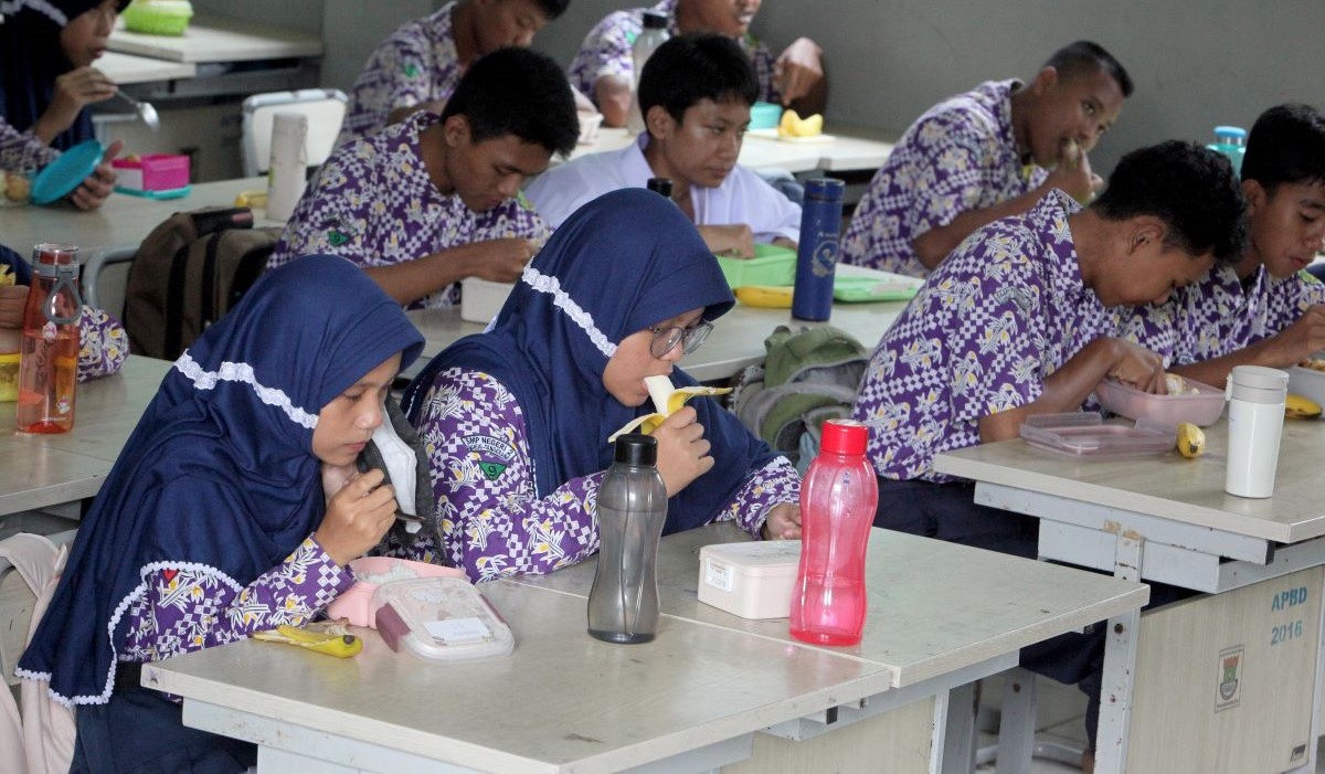 Ilustrasi makan siang gratis 