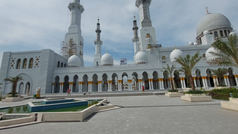 Masjid Raya Sheikh Zayed Solo. 
