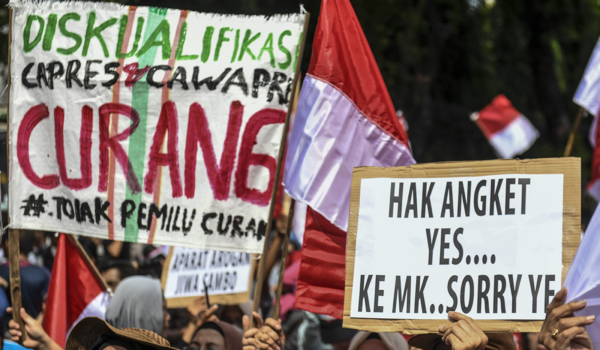 Sejumlah pengunjuk rasa melakukan aksi di depan kantor KPU, Jakarta, Jumat (23/2).