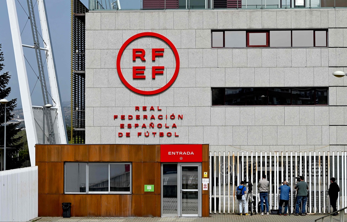 Polisi Spanyol melakukan penyisiran di kantor federasi sepak bola Spanyol (RFEF) dan rumah Luis Rubiales terkait dugaan korupsi.