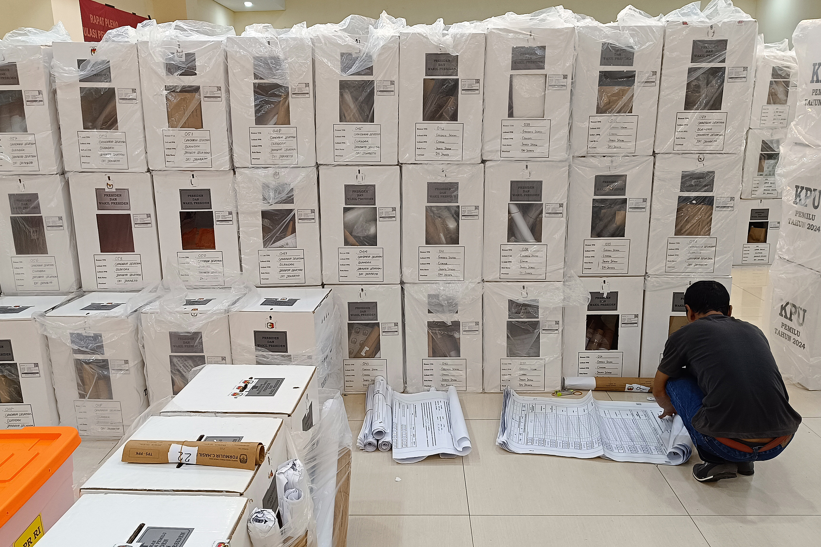 Anggota Panitia Pemilihan Kecamatan (PPK) dan sejumlah saksi melakukan rekapitulasi penghitungan surat suara pemilu