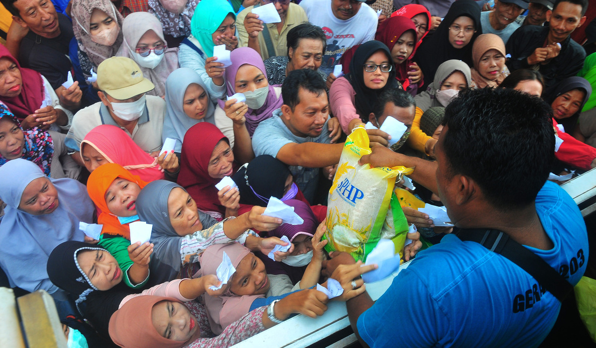 Warga antre membeli beras saat kegiatan Gerakan Pangan Murah di Mejobo, Kudus, Jawa Tengah.