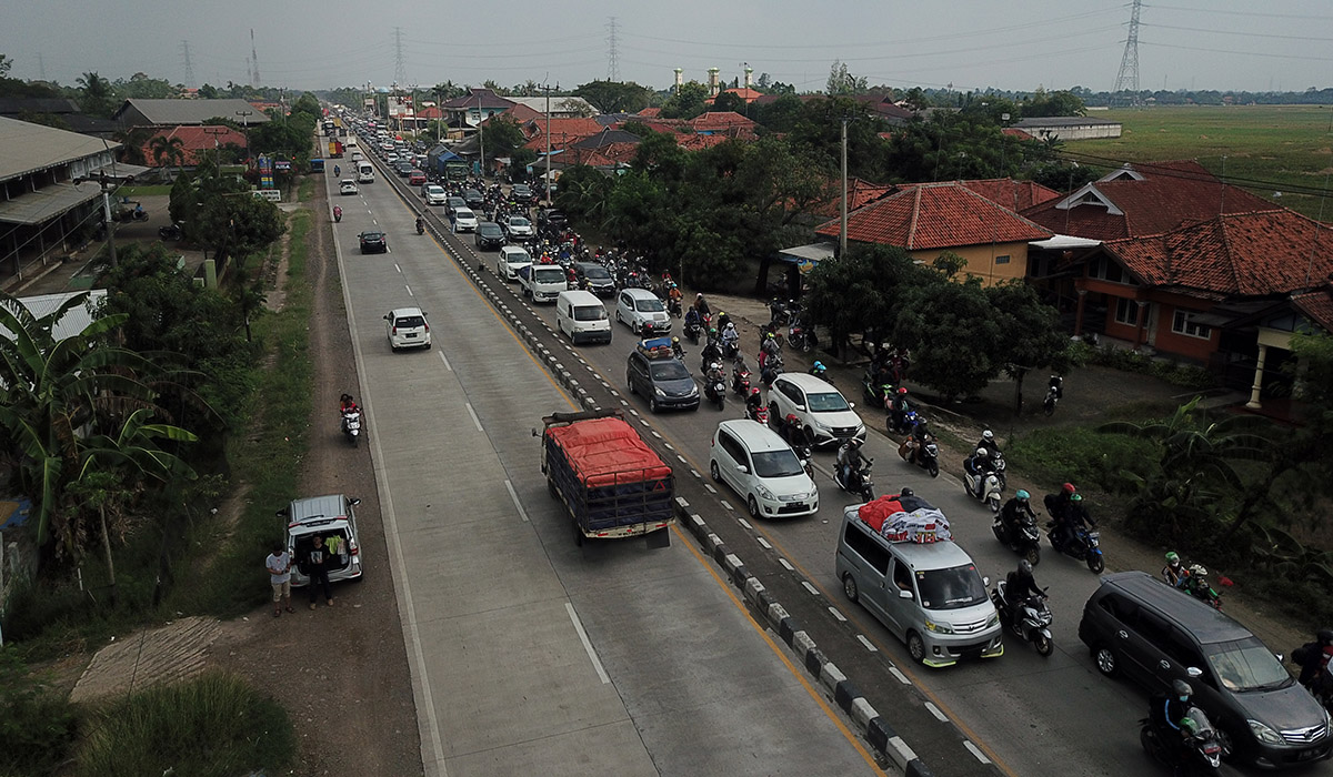 Pemudik terjebak kemacetan di Jalur Pantura, Kabupaten Sumedang, Jawa Barat, Jumat (29/4/2022).