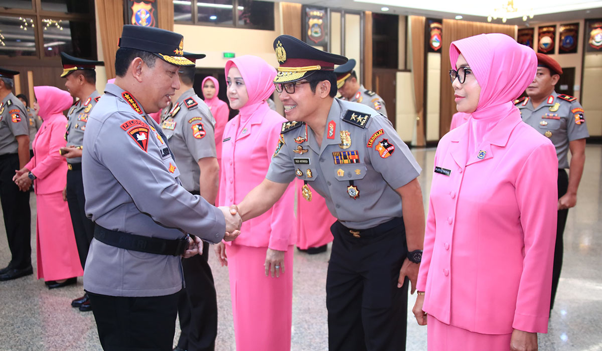 Kapolri Jenderal Listyo Sigit Prabowo (kiri) memberi selamat kepada Irjen Rudi Antariksawan yang mendapatkan kenaikan pangkat.