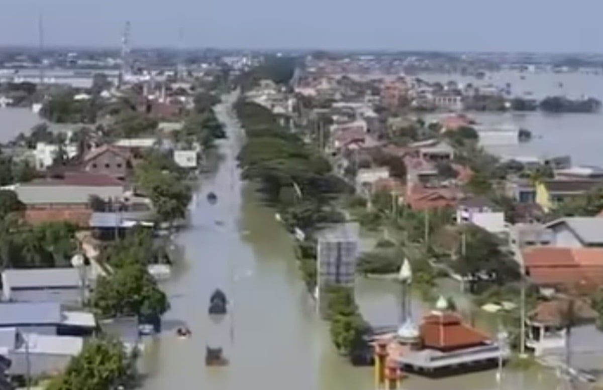 Presiden telah memerintahkan BNPB dan Kementerian PUPR mengatasi banjir di Demak, terutama memperbaiki tanggul yang jebol.