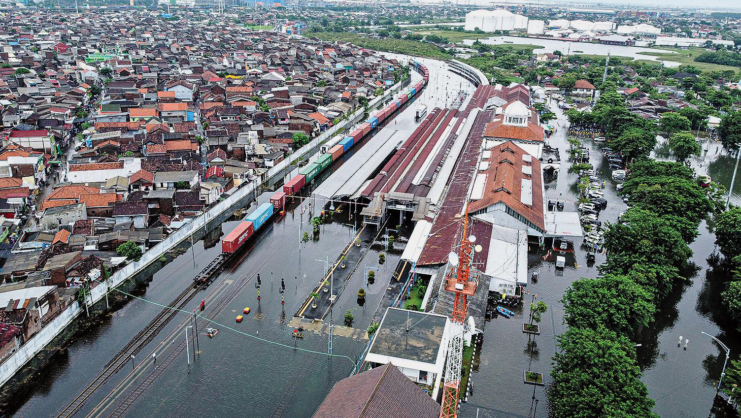 Foto udara suasana jalur kereta api dan area stasiun yang terendam banjir di Stasiun Tawang, Kota Semarang, Jawa Tengah, kemarin. 