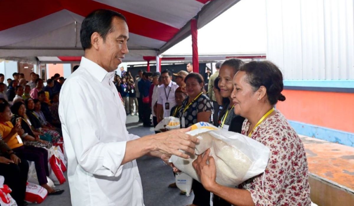 Presiden Jokowi bagikan bansos ke masyarakat