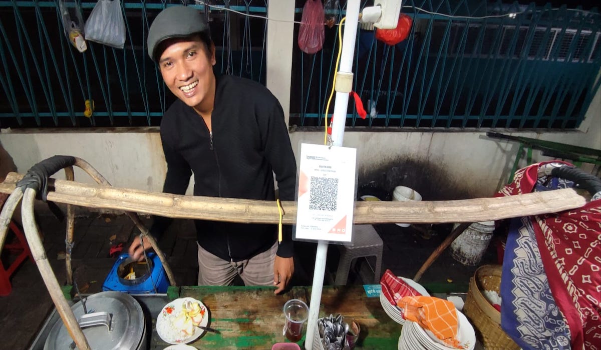 Bibit, salah satu anggota Klaster Gultik sedang menyiapkan gulai