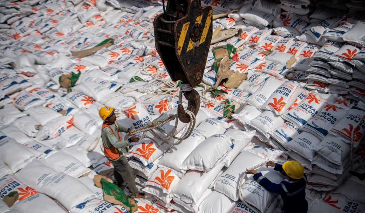 Buruh pelabuhan membongkar beras impor asal Thailand dari kapal kargo di Pelabuhan Boom Baru, Palembang