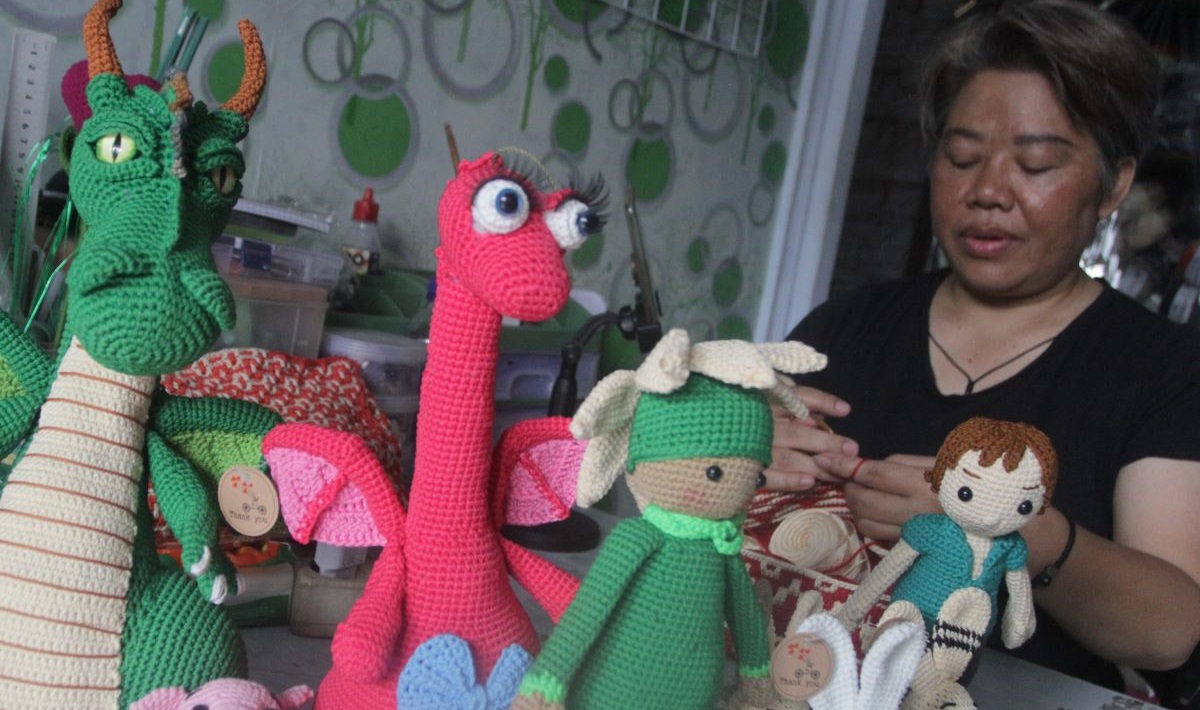 Perajin membuat boneka rajut karakter tokoh film kartun di rumah produksi Jayen Craft, Malang, Jawa Timur, Sabtu (24/2/2024).