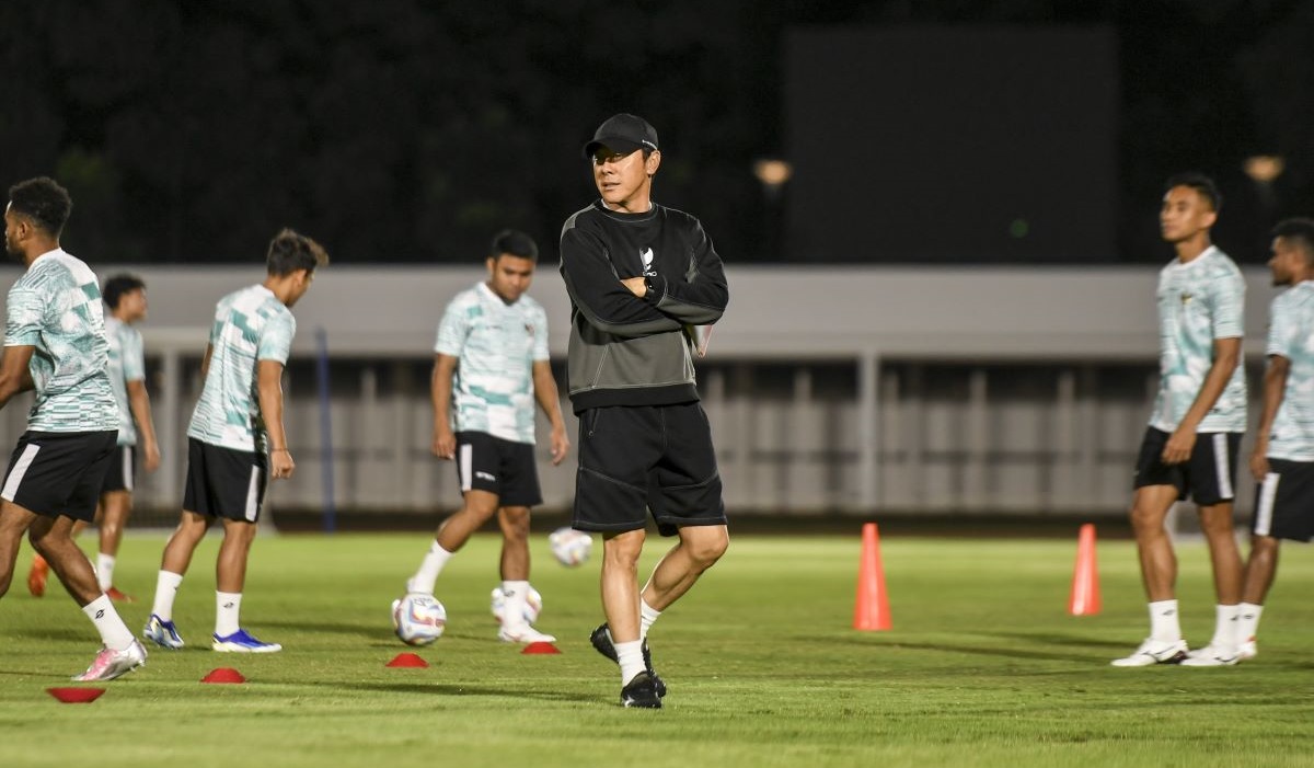 Pelatih Timnas Indonesia Shin Tae-yong memimpin latihan di Stadion Madya Gelora Bung Karno, Senayan, Jakarta, Rabu (20/3/2024).