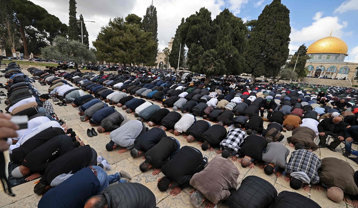 Umat muslim melakukan salat Jumat di Masjid Al Aqsa, Jerusalem