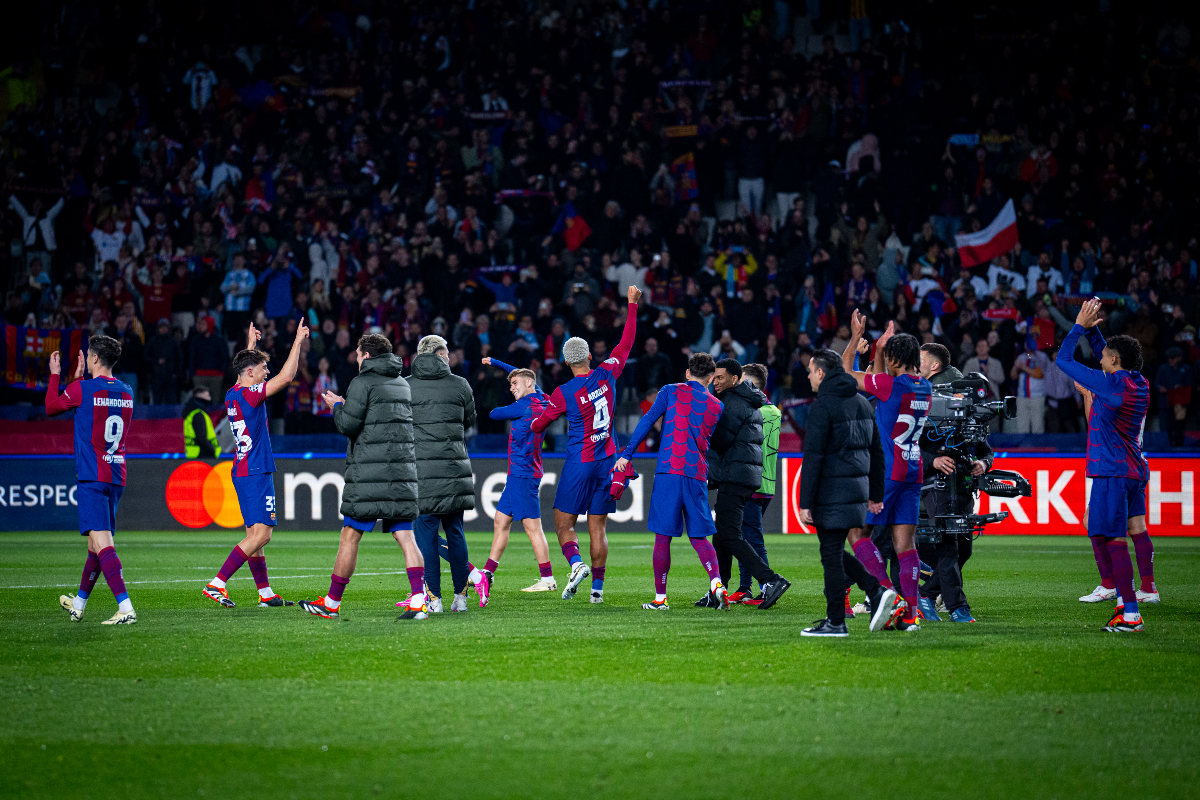 Para pemain FC Barcelona sedang melakukan selebrasi usai menang melawan Napoli dan berhasil maju ke babak 8 besar Liga Champions