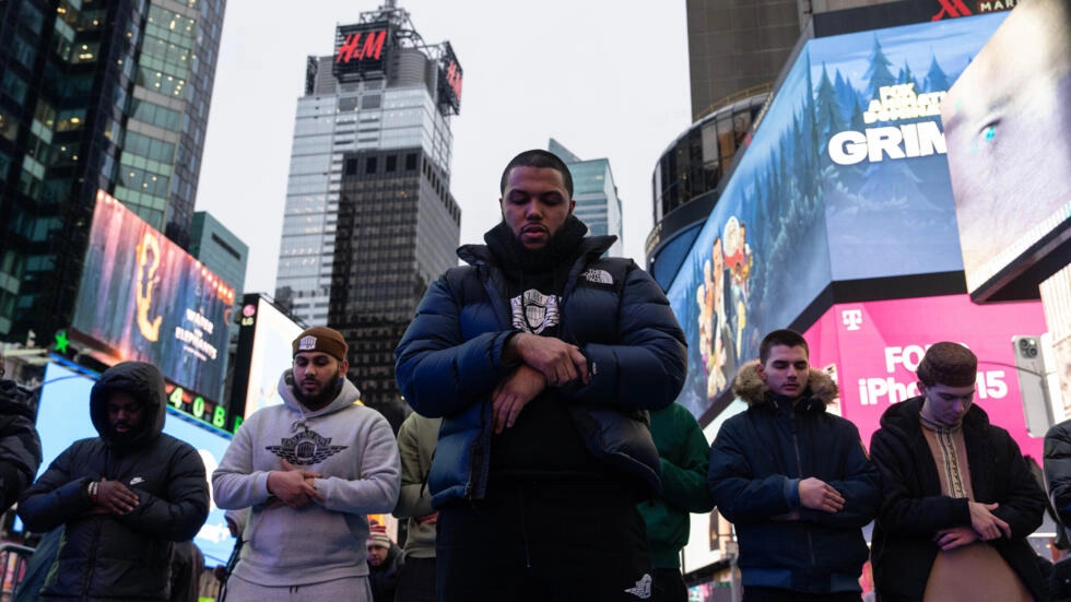 Umat ​​Muslim di AS Gelar Salat Tarawih di New York Time Square