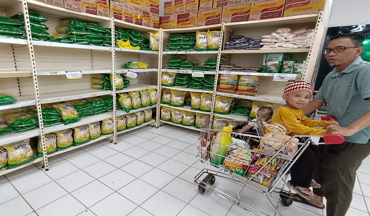 Rak beras Program SPHP berukuran 5 kilogram yang sebagian kosong di salah satu pusat perbelanjaan di kawasan Tangerang Selatan, Banten.