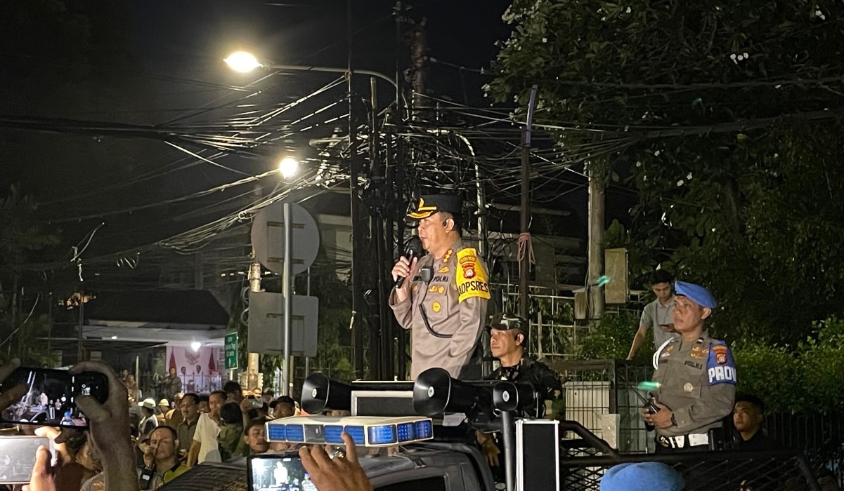 Kepolisian mulai membubarkan massa aksi yang masih bertahan di depan kantor KPU