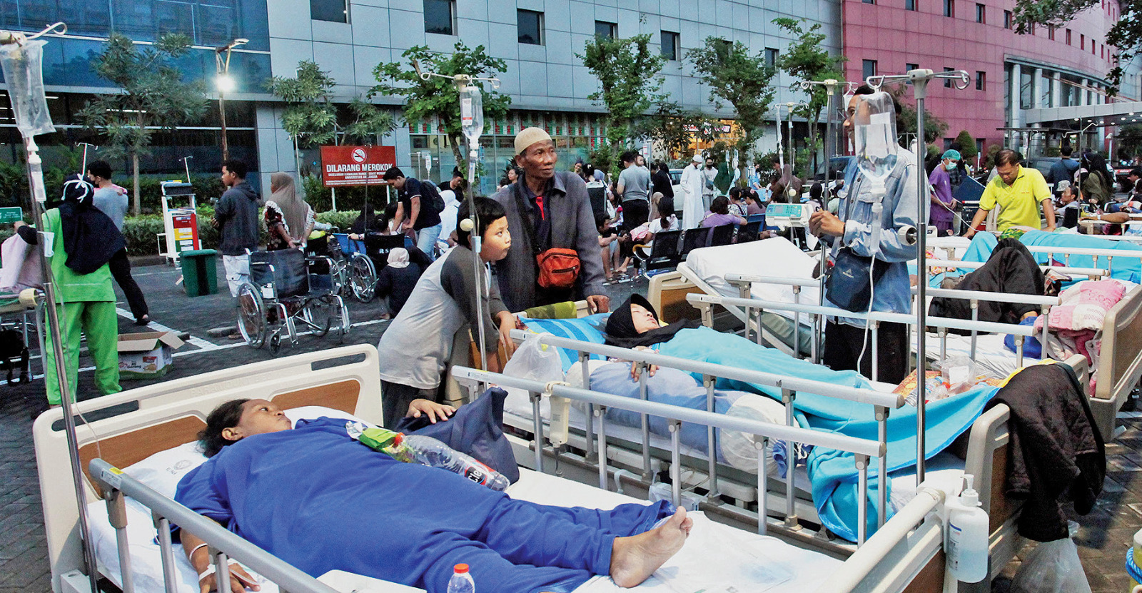 Sejumlah pasien yang dievakuasi keluar ruangan tetap mendapatkan perawatan medis di halaman RS Universitas Airlangga, Surabaya, Jawa Timur, 