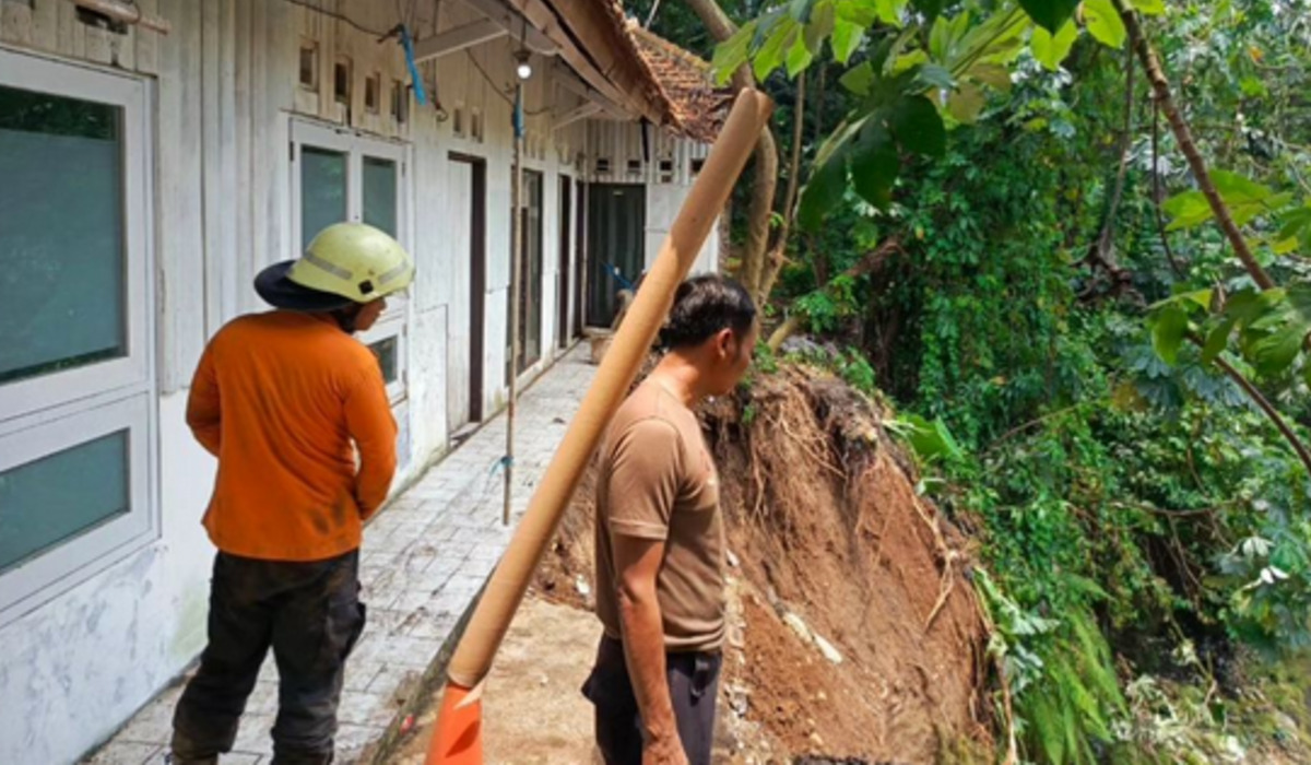 Salah satu lokasi tanah longsor yang terjadi pada Minggu malam, 24 Maret 2024 di Bogor.