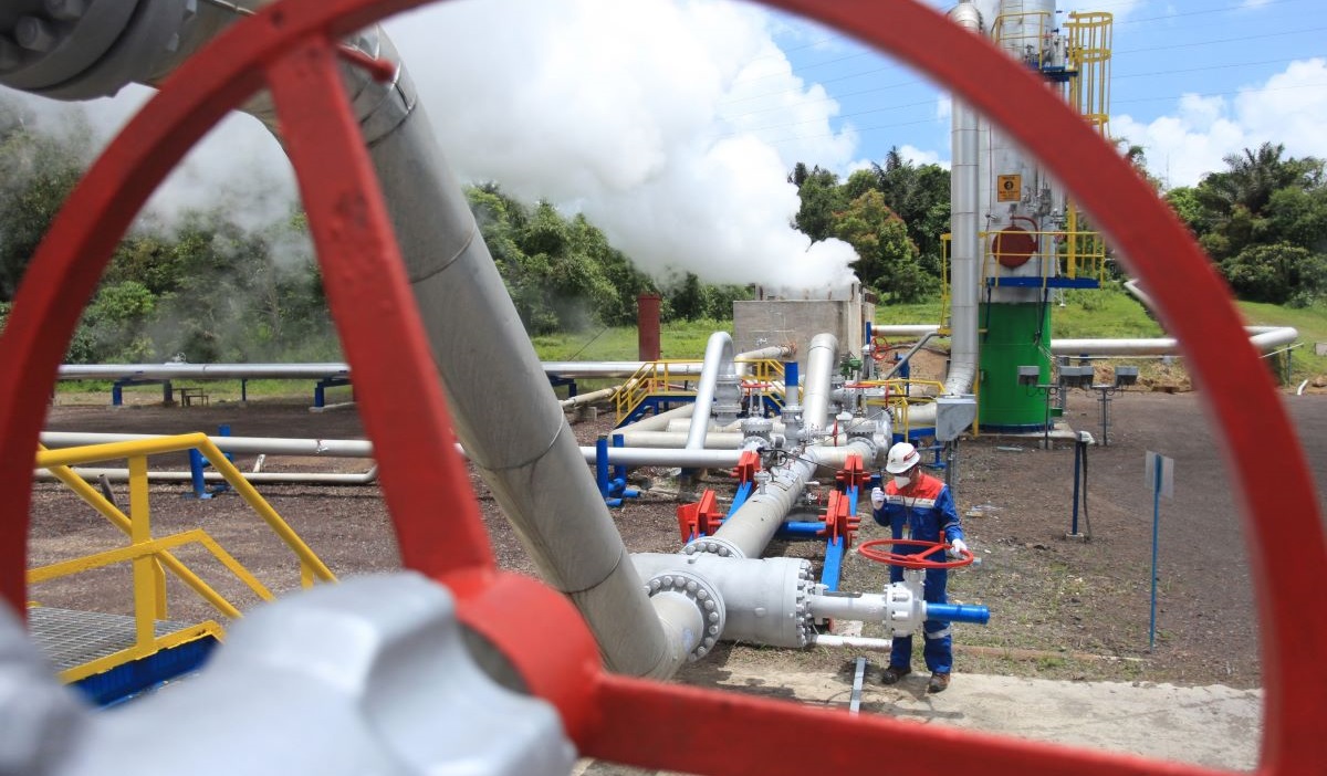 Teknisi memeriksa saluran uap air panas dari separator di PLTP Binary Organic Rankine Cycle berkapasitas 500 KW yang dikelola PGE.