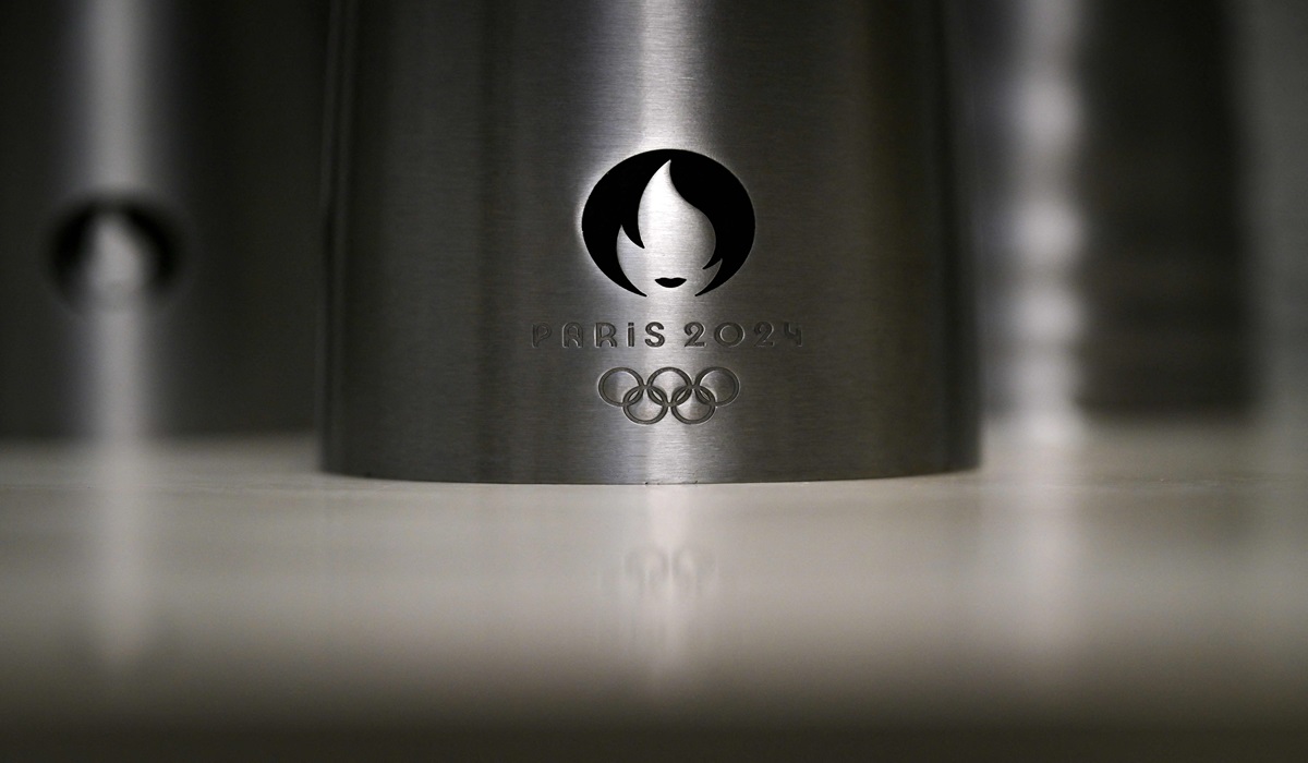 Logo Olimpiade Paris 2024 terlihat di obor yang akan digunakan di pesta olahraga sejagat itu.