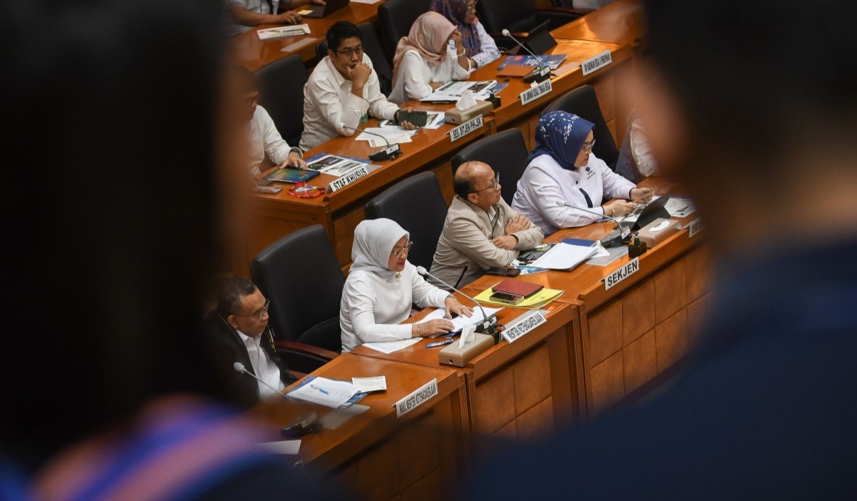 Menteri Tenaga Kerja Ida Fauziyah (kedua kiri) menyampaikan paparannya dalam rapat kerja bersama Komisi IX DPR di kompleks Parlemen, 