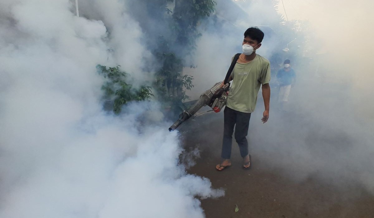 Petugas melakukan fogging untuk mencegah merebaknya nyamuk demam berdarah di Tangerang Selatan