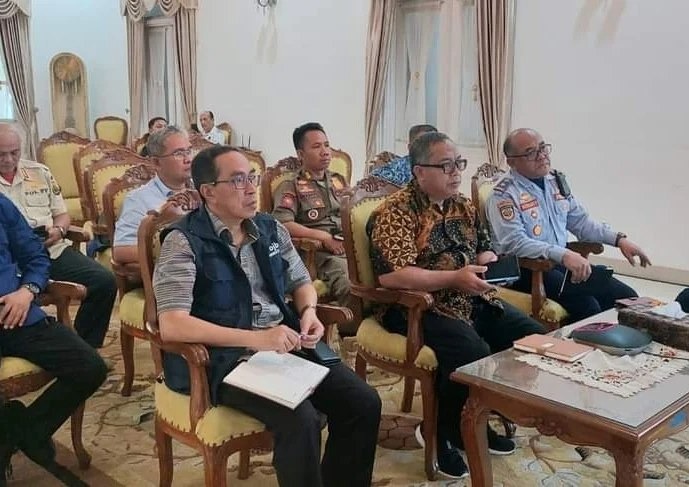 Bupati Sukabumi Marwan Hamami didampingi Sekda Ade Suryaman secara virtual mengikuti  Rapat koordinasi Pengendalian Transportasi Mudik